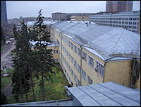 Корпус № 3 (жёлтый), за ним виднеется зона «Б» ГУКа (серая), далее — жилой дом (ул. Врубеля, д. 8; 2004 г.) (ноябрь 2004 г.).