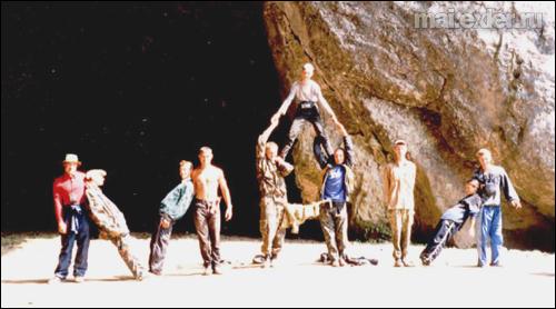 «МАИ» у входа в Капову пещеру (Башкортостан, снимок 2002 г.)